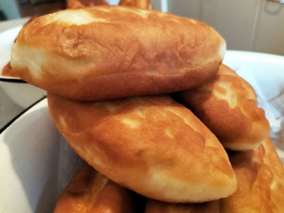 Вот такие пирожки полычаются из теста на сметане без дрожжей. Пышные, воздушные и румяные.