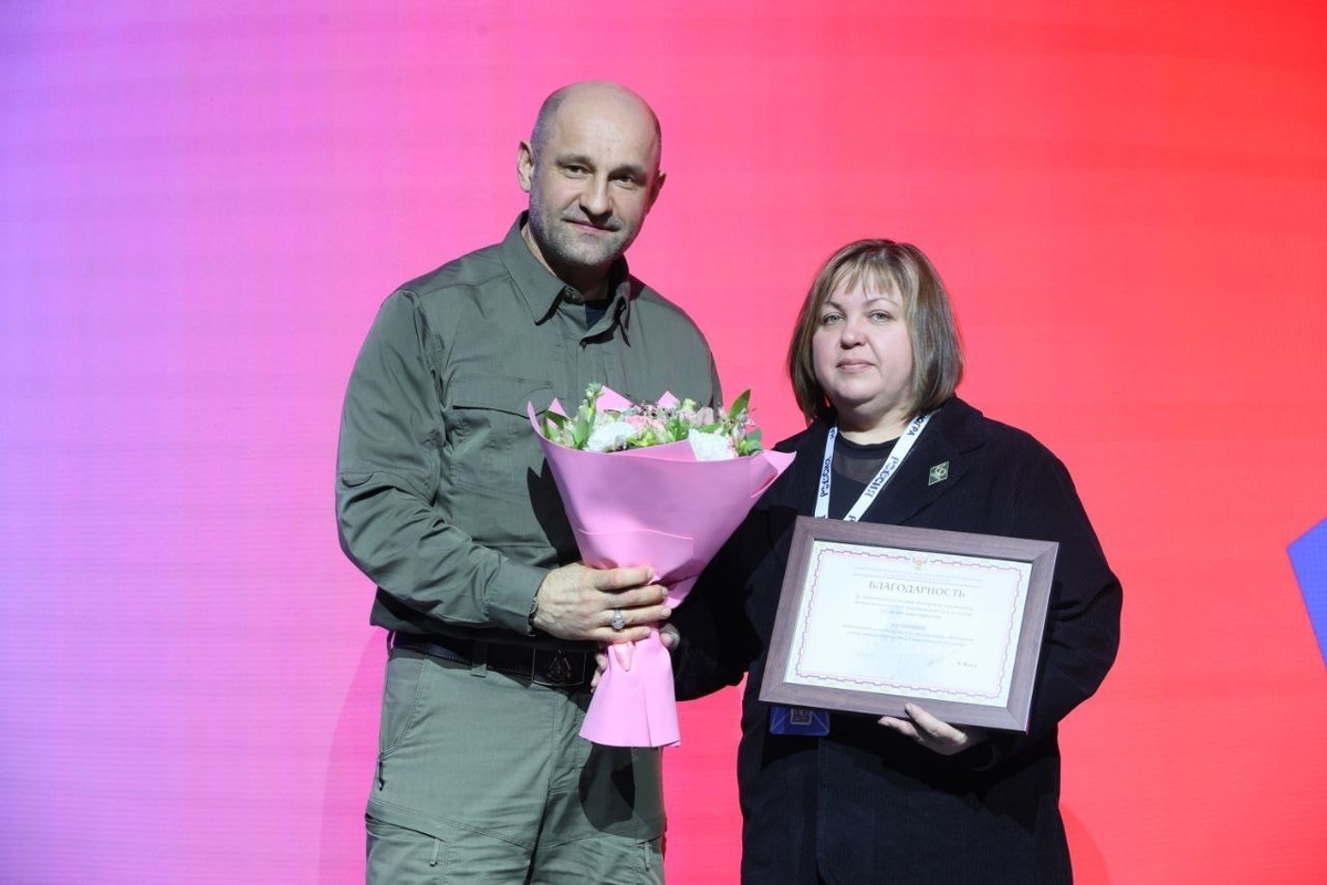    Артем Жога наградил добровольцев УрФО за помощь фронту