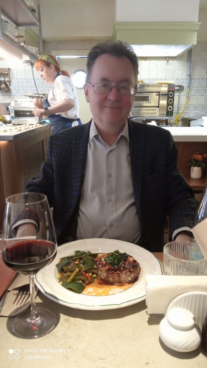 Я с бифштексом. Видна открытая кухня.