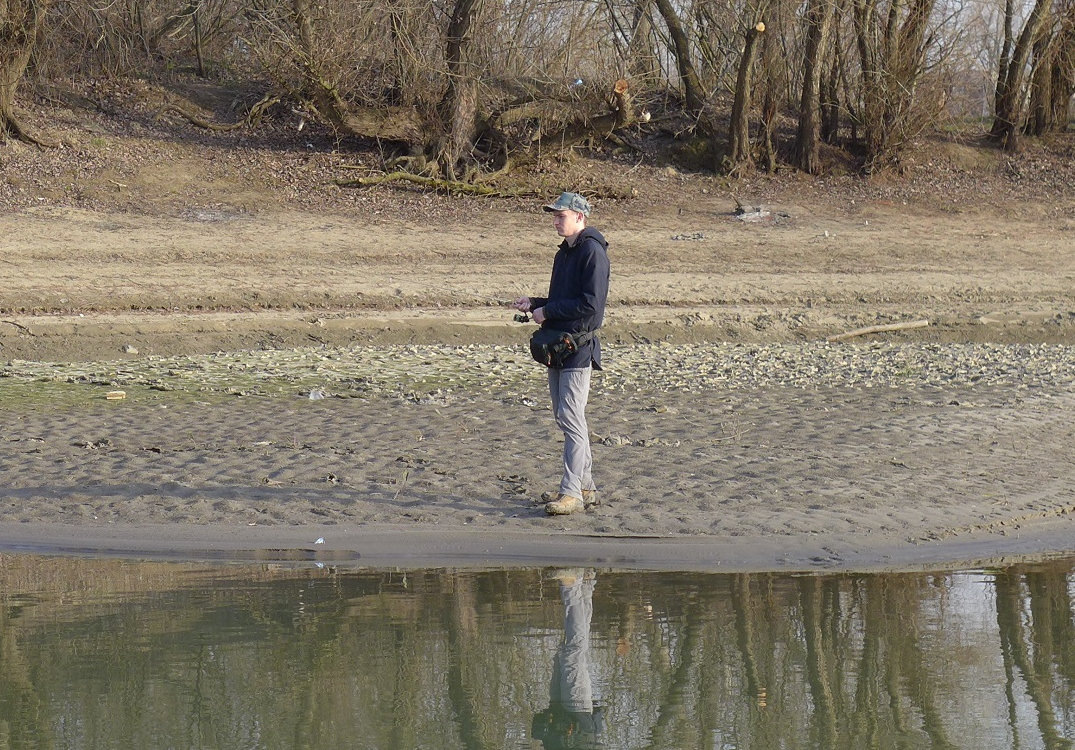 В простонародье этот метод ловли называет "джигование". Заключается в простукивании дна водоема различными искуственными приманками.  Метод ориентирован на поимку хищной рыбы в придонной зоне: судак, берш, окунь, сом. Иногда попадаются и представители карповых видов.