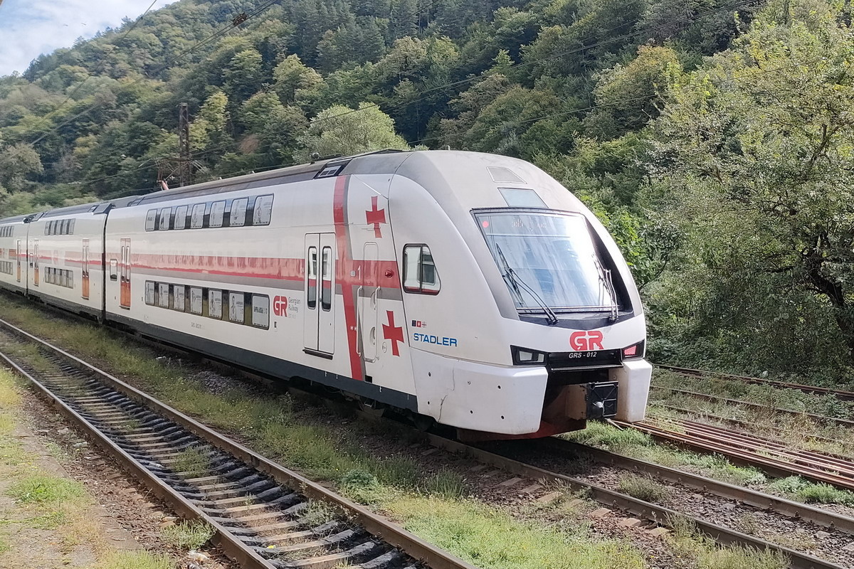 Поезд Stadler - гордость грузинских железных дорог (фото автора)