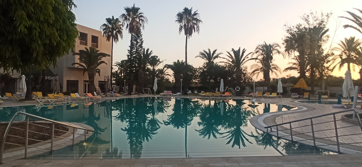 Наш отель, в 10-15 минутах езды от города