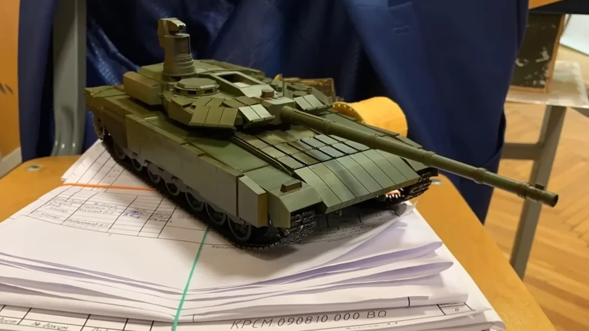 На фотографии: студенты МГТУ им. Н.Э. Баумана предлагают проект Т-90М2 «Бауманец» – глубокая модернизация Т-90М «Прорыв». 2026 год.
