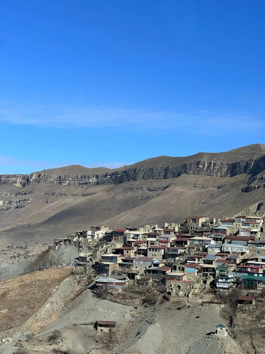 Поселение Чох на горном выступе смотрится впечатляюще.