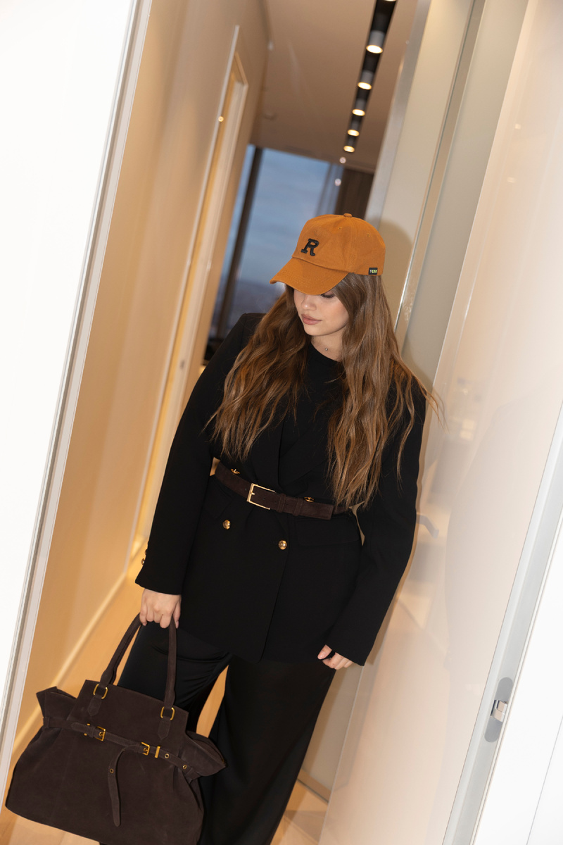 Черный брючный костюм