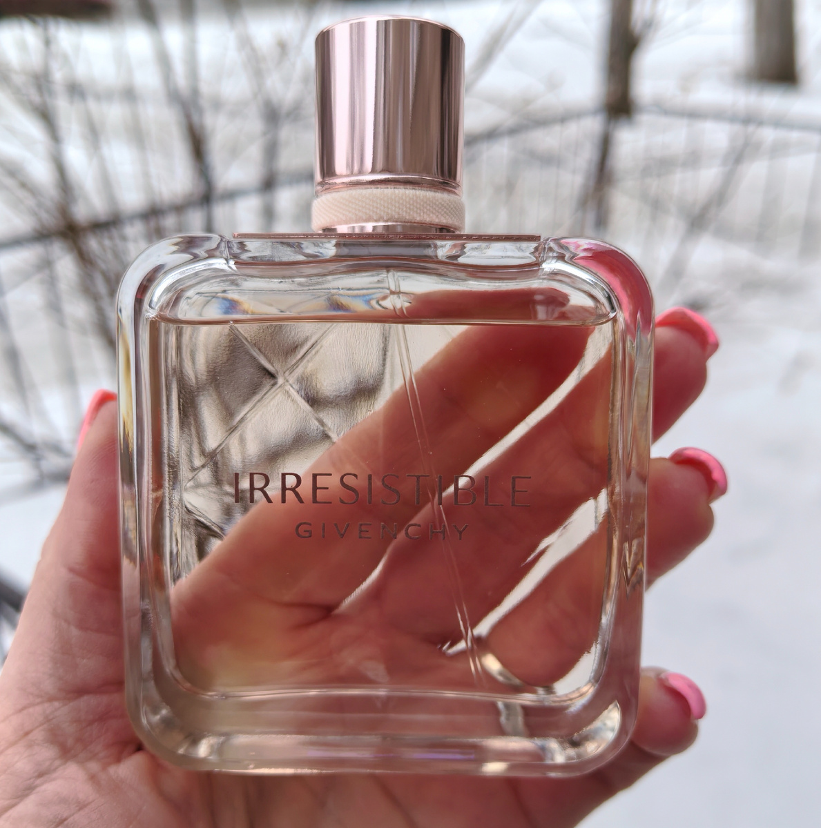 А вчера и сегодня я в этой красоте!!!

💫 Givenchy Irresistible  Eau  de Toilette  Fraiche 💫

Тонкая деликатность из молодой, розовой розочки, кремово-ирисовая  нежность и капелька цитрусов на теплой древесной базе!!! Прелесть!!!

 Мои дорогие, что достаете и носите сейчас Вы, какие духи радуют Вас!!?

Мой VK !!!