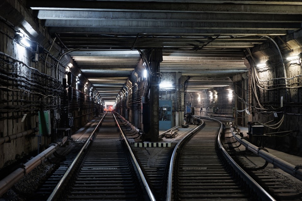 В городской подземке работа не прекращается даже ночью. Фото: Вадим Махоров