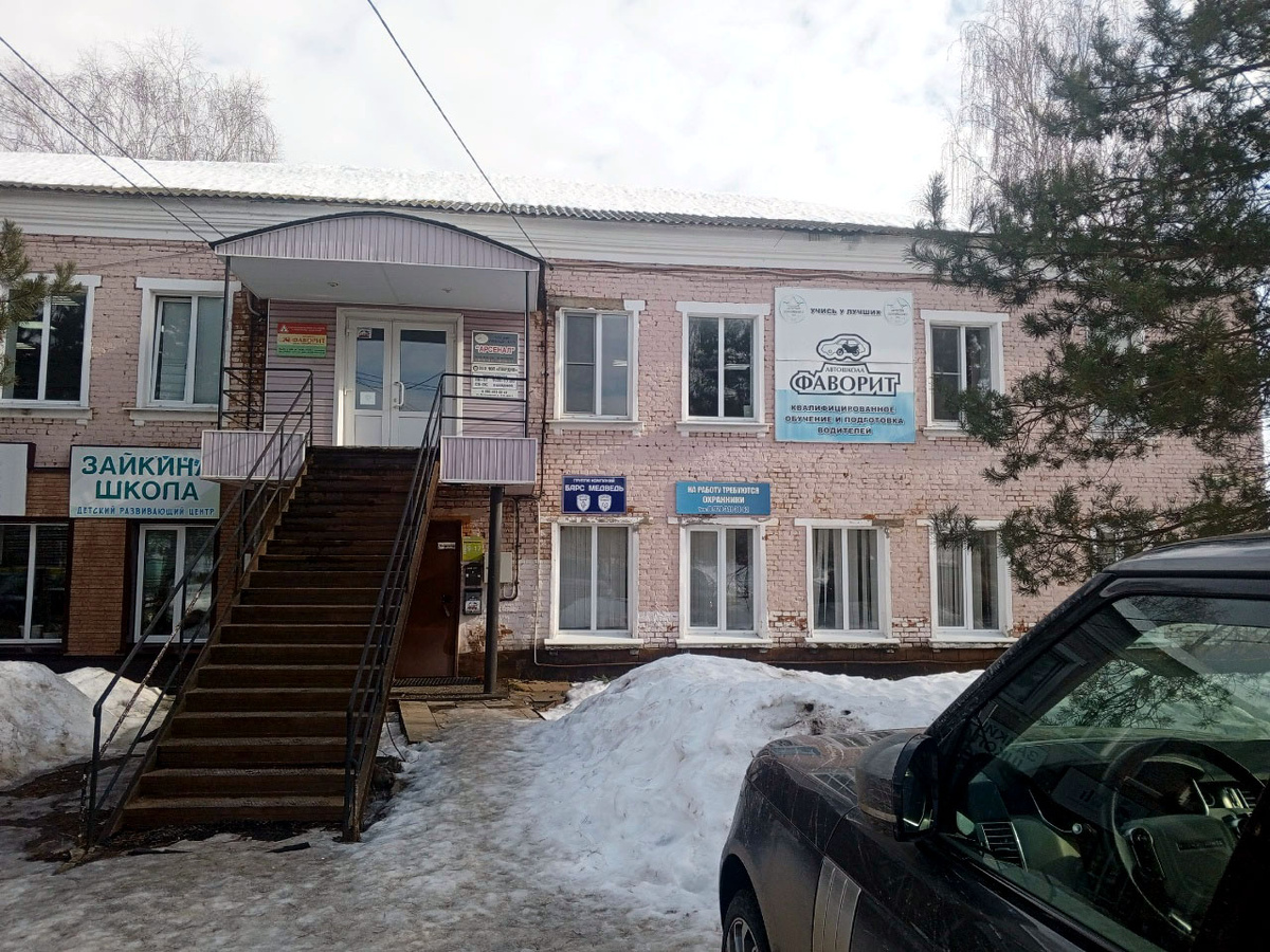 Вход в автошколу на второй этаж