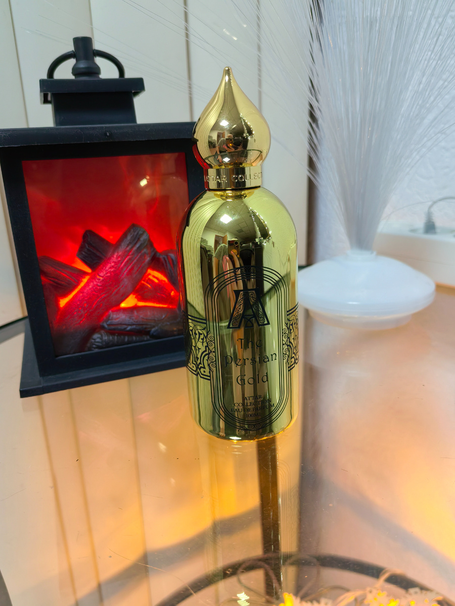 А у меня приехала моя класснючая новинка-старинка!!!

💫 Attar Collection The  Persian Gold 💫

 Ох, ну как хорошо то!!! Такую красоту создали ещё в 2017 году, а нашла его я только сейчас!!!

 Смотрела на него очень долго, но стоил дороговато!!! На Orental.ru выискала по приятнейшей цене!!!

  Конечно же,с моим  промиком ELENA  добавляется скидка на сайте 7% при заказе от 5000₽, что здоровско и великолепно!!!

 Тончайшие нотки пепельной розы в сладковатой, косметически-кремовой пудре и щепоткой специй!!!

 База из капельки ванили и деликатные пачули добавляют томности и глубины!!!

 Стойкость и шлейф, что надо, носительница незамеченной не останется!!!

 Никаких плотных мускусов и АДов!!! Женственная прелесть!!! Очень рада слепой и такой долгожданной покупке!!!

 А Вы мои дорогие, что приобрели себе из самых долгожданных хотелочек, делитесь своими обновочками!!!