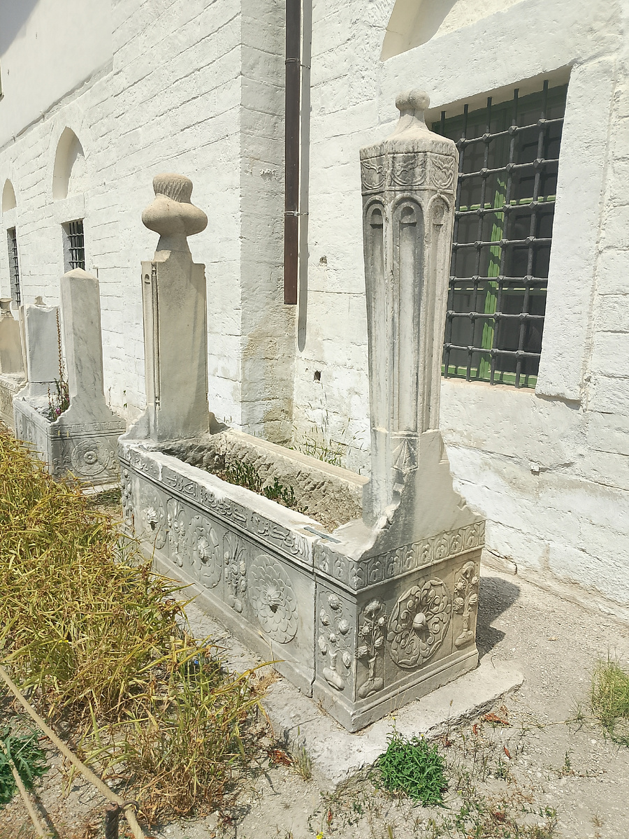 Например, это мужская могила