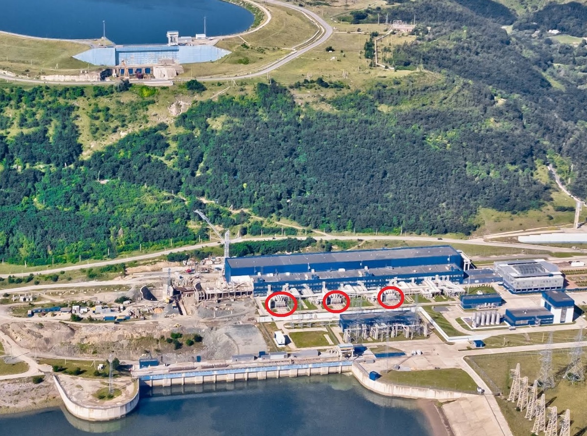 Днестровская ГАЭС (как и большинство ГАЭС) расположена на берегу, соответственно, и генераторные трансформаторы расположены далеко от берега, т.е. даже в случае повреждения маслоприёмников/маслосборников шансов у масла попасть в воду не так уж и много