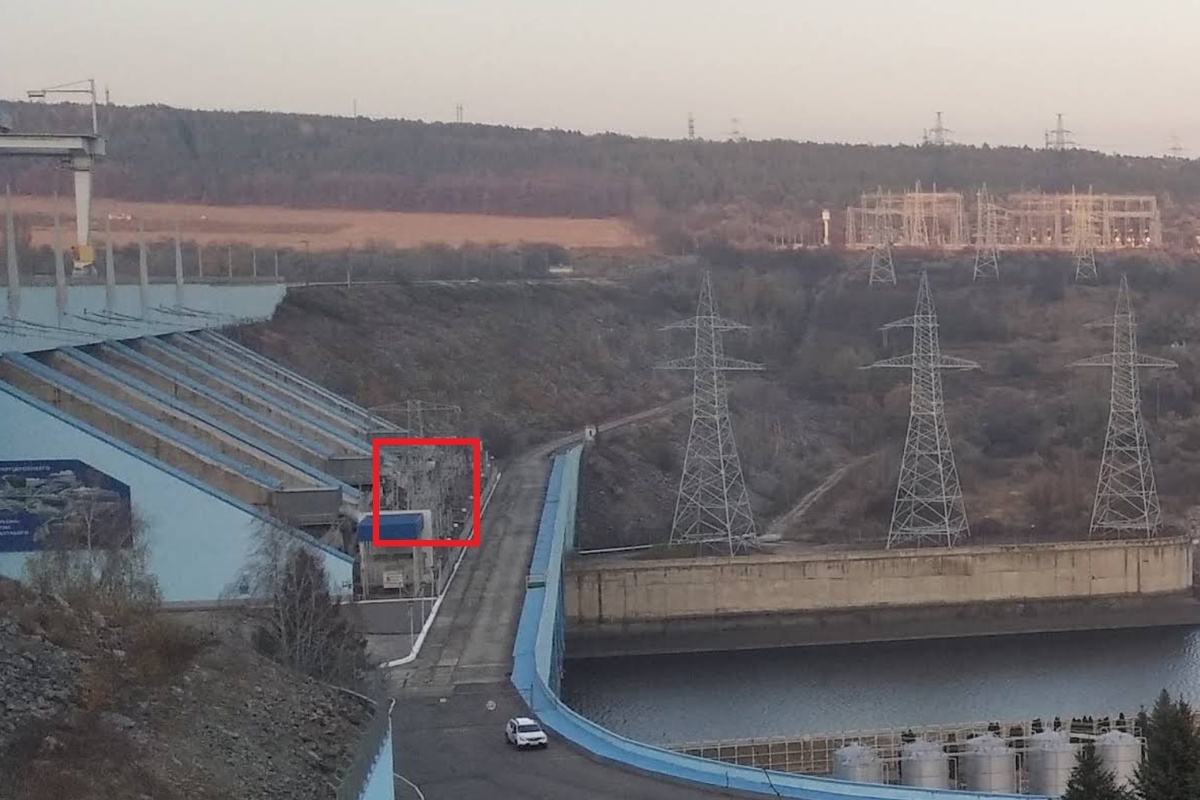 А на Днестровской ГЭС (тоже вполне обычно для ГЭС) генераторные трансформаторы стоят прямо на плотине. Это, естественно, не гарантирует попадание масла в реку (должна быть штатная система отвода масла в аварийной ситуации), но значительно упрощает процесс