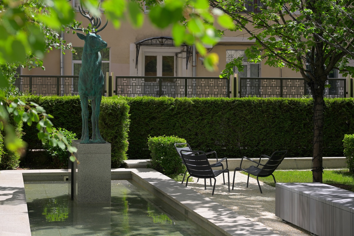    Закрытый двор-сад днем в клубном доме TurgenevАрхивы пресс-службы