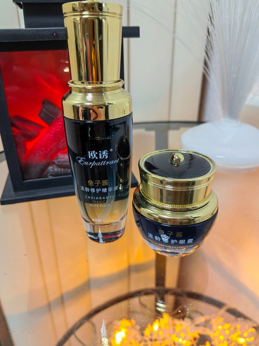 Племяшка подарила кремушки на восьмое марта, я так поняла, что китайские!!!

 Все, что могла найти и вычитала про них:
1. Антивозростная , увлажняющая эссенция с ценными компонентами икры морских рыб!!!

2.Антивозрастной, восстанавливающий крем для кожи вокруг глаз с гидролизованным экстрактом икры осетровых!!!

 Ну не знаю, сколько в них икры и есть ли она там, но увлажняйки хорошие!!!

 Пользуюсь на ночь несколько дней, утром кожа остается супер увлажнённой и напитанной!!!

 О каком либо ещё эффекте говорить рано, но пока радует!!!

 Сейчас весной, кожа более сухая, безжизненная и уставшая от морозов, надо её хорошенечко подпитать, вот, стараюсь!!! 😊 🤗

 Возможно, есть на маркетплейсах, не искала,ссылочек нет!!! 
 Но если кого заинтересует, то по фото можно отыскать!!!