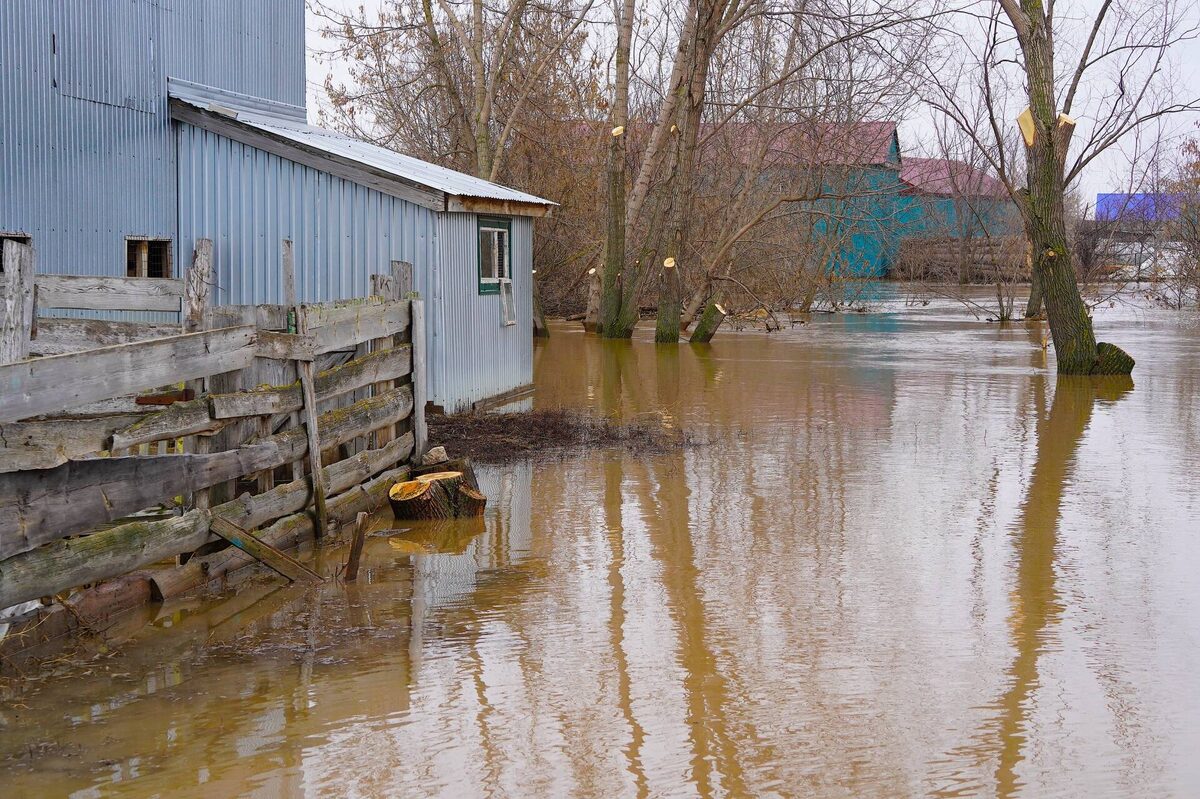 Столбик термометра ушел в плюс, и уже в некоторых населенных пунктах республики начали возникать проблемы. Сообщения о подтоплениях поступают ежедневноФото: © «Татар-информ»