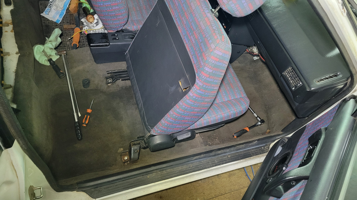 Снимаем сидение.