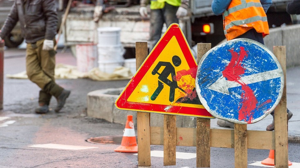 В Новосибирске временно сузили проезжую часть на улице Максима Горького