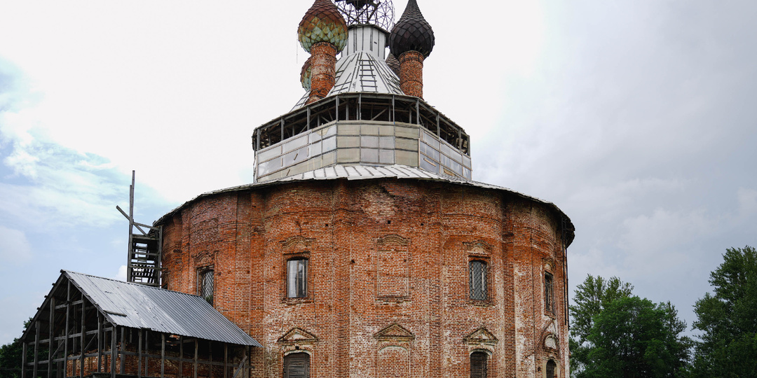 В обычном русском селе стоит церковь, у которой нет аналогов в мировой архитектуре. Почему о ней почти никто не знает?