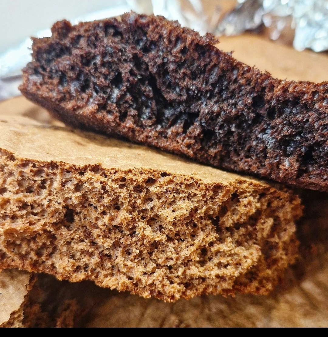 Для сравнения два бисквита рядом. Темный брауни и более светлый - шоколадный. Фото автора.