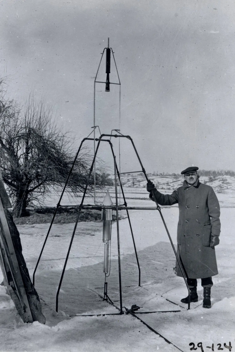 Роберт Годдард на стартовом стенде первой жидкостной ракеты в день ее запуска в Оберне, штат Массачусетс, 16 марта 1926 года / Clark University Archives and Special Collections