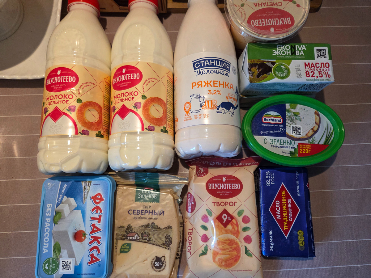 Молочные продукты. Закончилось молоко, папе купила ряженку к пирогу, добавила сливочного масла в закрома (Экомилк, синяя упаковка, дешевле, 170, пойдёт на выпечку). творожного сыра, 190. Пачку творога прибавила к имеющемуся. Фетакса для салата со свёклой. Сыр Северный от бренда "Село Зелёное", не покупала. Вам нравится этот бренд?