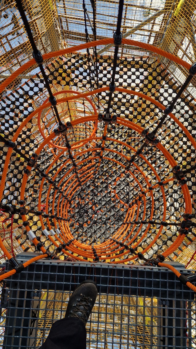    Строители завершают оснащение веревочного парка в «Рускеале»