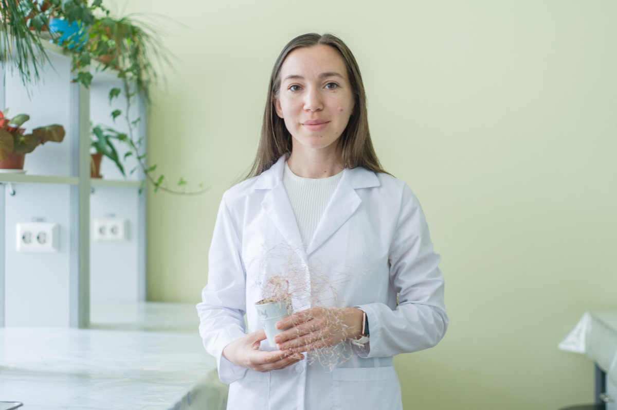 Как пояснила Анастасия Тугбаева, ризобактерии помогают растениям “адаптироваться” к сложным условиям и стимулируют их рост. Фото: Анастасия Мавренкова / УрФУ.