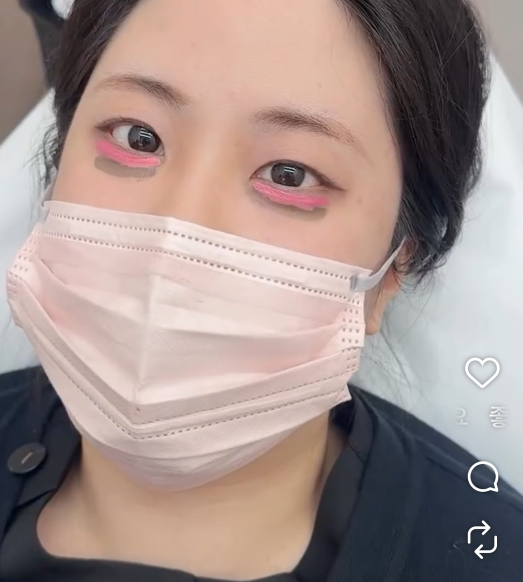 Скриншот, на котором показана клиентка, делающая татуировку эгёсал (@goldenbalance_kr, Instagram)