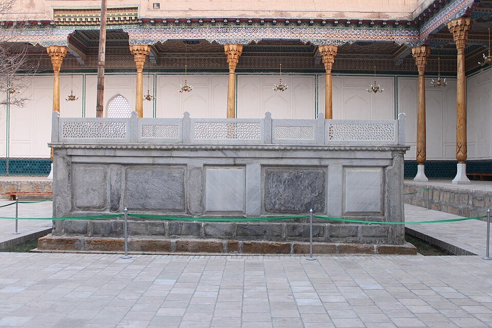   Бахауддин Накшбанд после смерти был признан святым, а также покровителем Бухары, в окрестностях которой провёл всю свою жизнь.