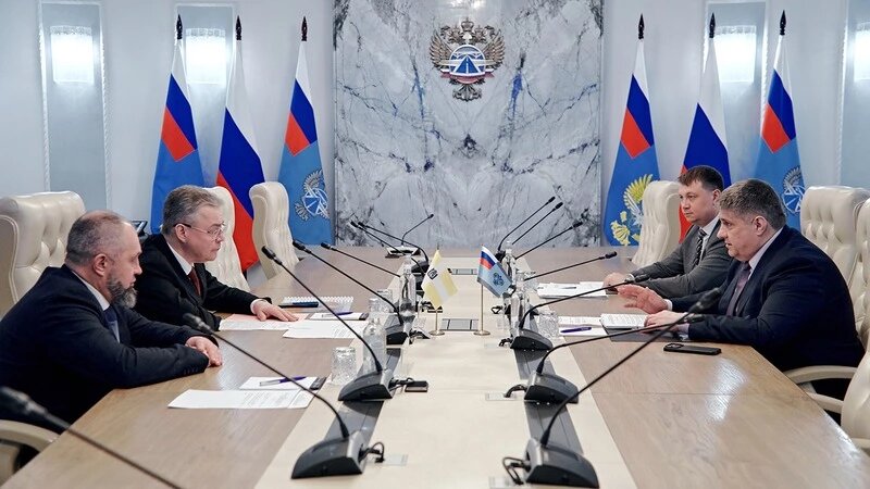    В ходе встрече Владимир Владимиров и Роман Новиков обсудили комплексное развитие дорожной сети Ставрополья Фото: Управление пресс-службы и информполитики главы и правительства СК