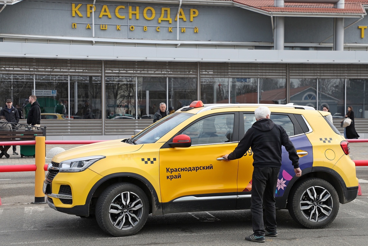    После введения штрафов общение таксистов с пассажирами проходит спокойно, без напора. И очередей почти нет./Владимир Аносов/РГ