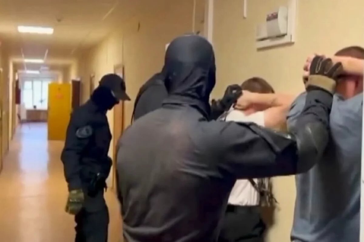    Под маской закона.