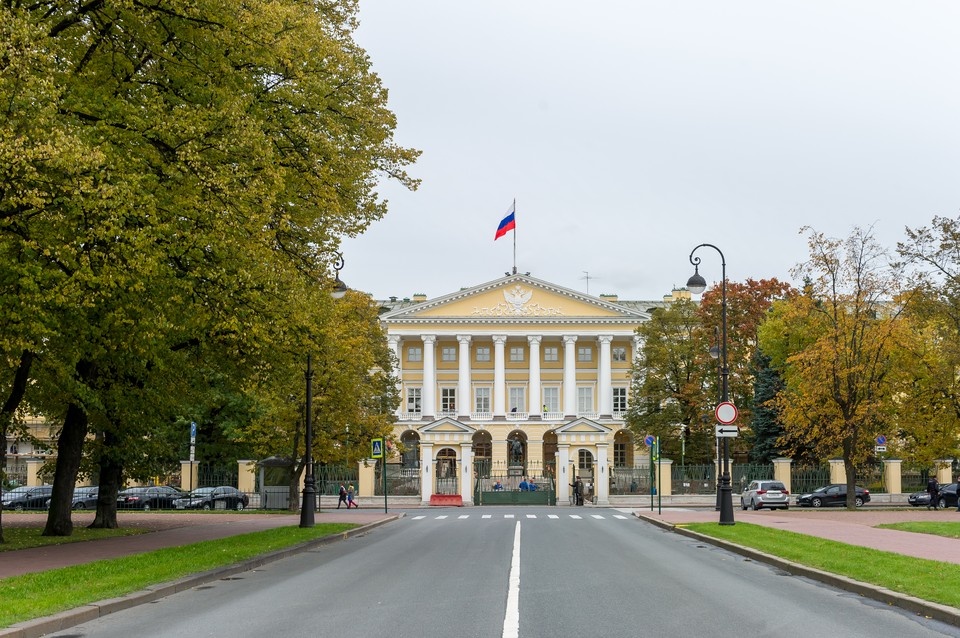    В Петербурге выделят деньги на обучение депутатов и чиновников. Олег ЗОЛОТО