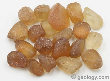 Необработанный циркон: кристаллы циркона округлой формы из аллювиального месторождения в Австралии. Хотя коричневый циркон не пользуется большим спросом, многие его образцы можно превратить в камни насыщенного синего цвета, нагрев их в восстановительной атмосфере до температуры от 900 до 1000 градусов по Цельсию. Размер этих камней варьируется от 5 до 10 миллиметров.