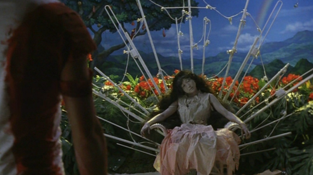 Она хотела просто посидеть в слезах, но сценарист сказал: «Давай, преврати ее в куклу-ежика-мутанта».