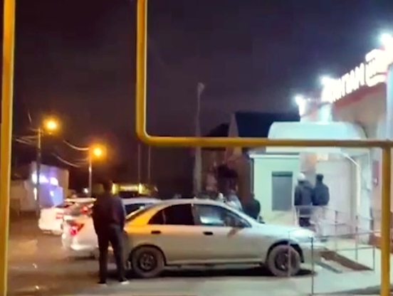 Толпа приезжих окружила мужчину, заступившегося за продавщицу в магазине