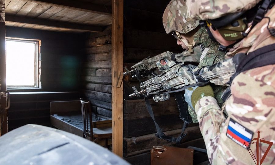 Бронеплиту с застрявшим в ней осколком представили на выставке Росгвардии