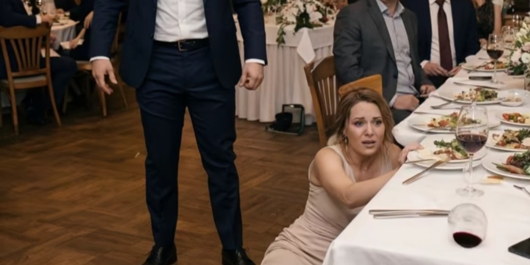 Муж при всех моих коллегах выбил из-под меня стул, пытаясь унизить меня… но через 11 минут раздался звонок, после которого опозорился уже он