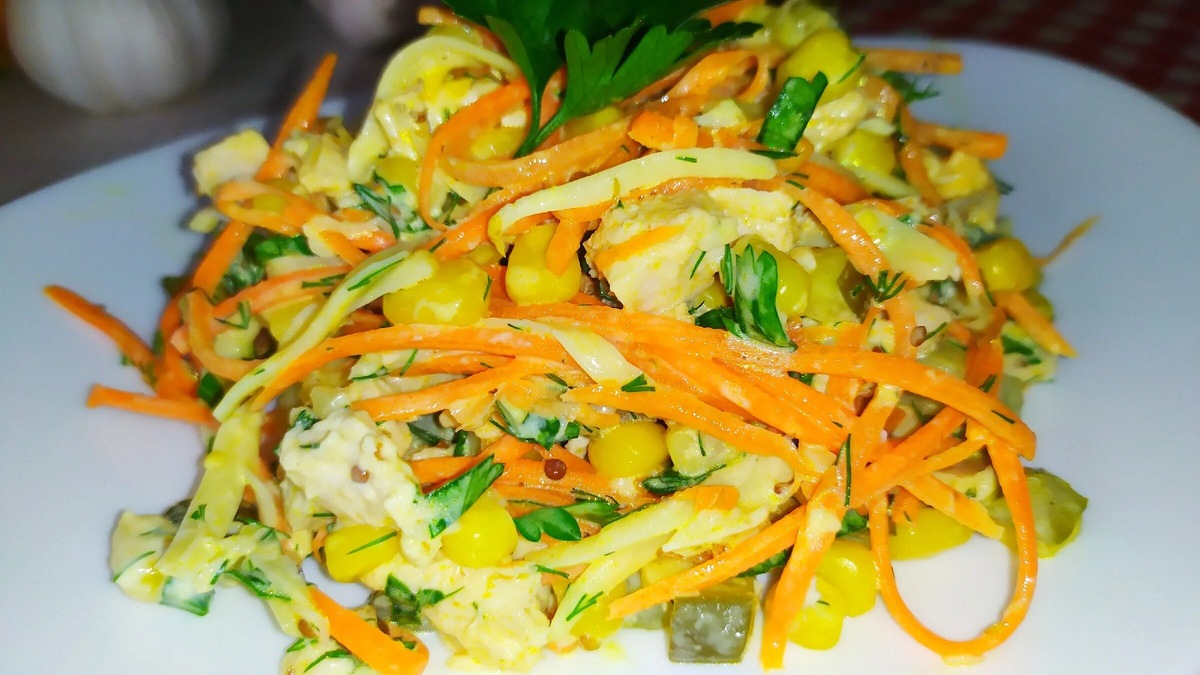 Салат "Обжорка" с курицей и морковью по-корейски. Фото автора.