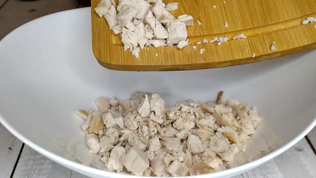 Салат "обжорка" с курицей и морковью по-корейски. Фото автора.