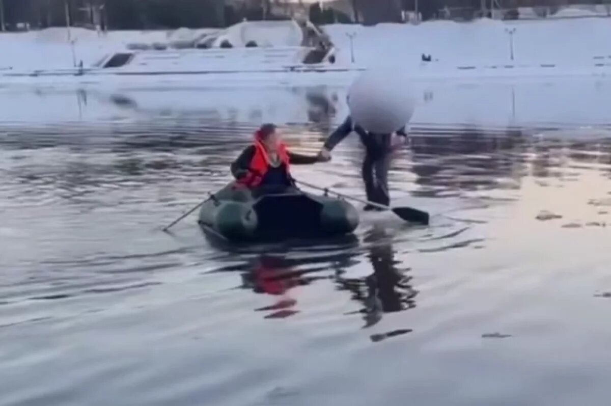    МЧС публикует кадры спасения ребенка на маленькой льдине в Твери