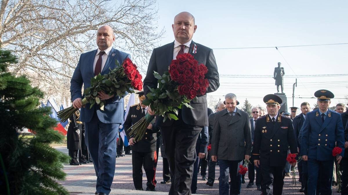    Церемония возложения венка и цветов к Мемориальной стене в память о героической обороне города Севастополя 1941-1942 годов: губернатор города Севастополя Михаил Развожаев и председатель Законодательного собрания Севастополя Владимир Немцев / Фото: Пресс-служба губернатора города Севастополя
