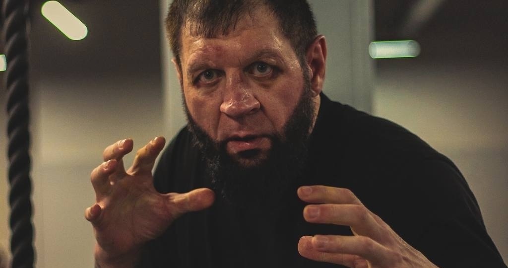 «Не собираюсь стелиться перед Кремлевым, его окружение – лизоблюды». Огненное интервью Александра Емельяненко