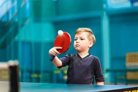 Юный спортсмен выполняет сложный технический удар - накат слева