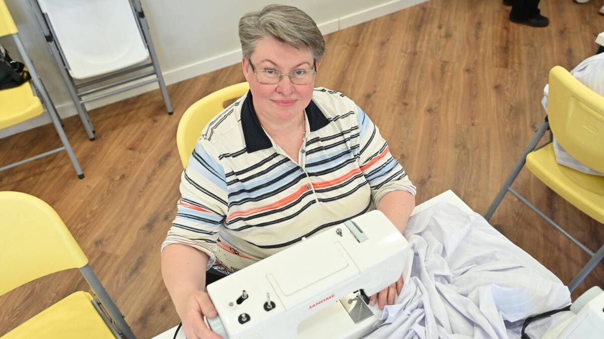    Волонтер фонда «Лавка радостей» Анна Саланда шьет постельное белье для одиноких пожилых людей / Фото: Александр Кочубей / Вечерняя Москва