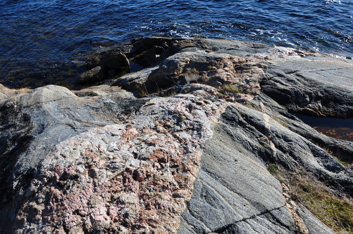 Пегматитовая жила на побережье