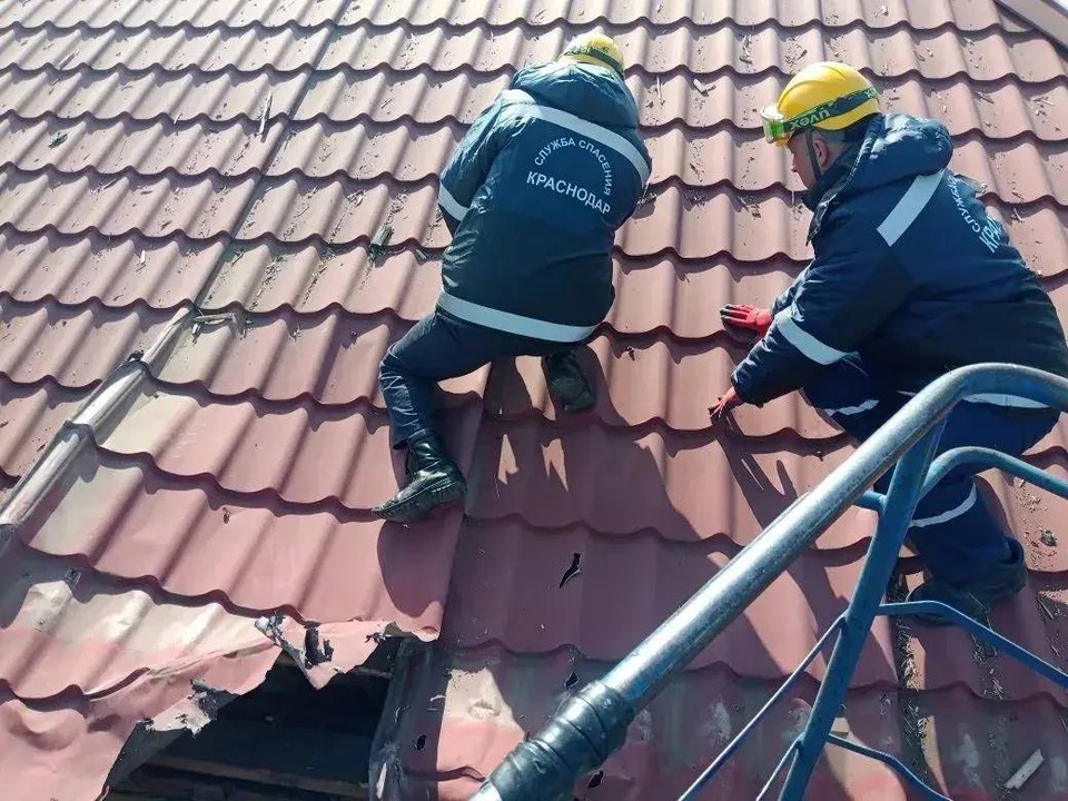    Восстановление после ночного удара беспилотников. Фото: krd.ru