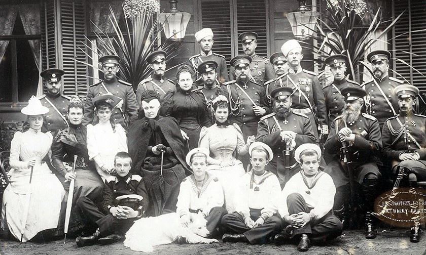 Семья Романовых. Ливадия, Крым, 1891 год. Мальчики впереди — великий князь Алексей Михайлович, великий князь Михаил Александрович и братья, великие князья Андрей и Борис Владимировичи
