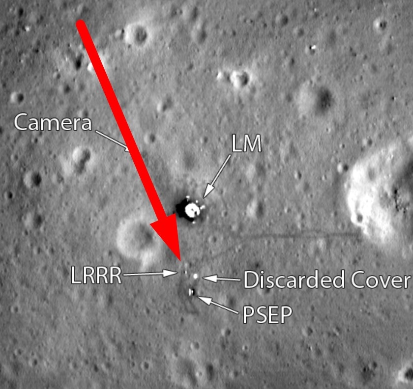 Снимок якобы сделанный LRO. Стрелкой указан отражатель.