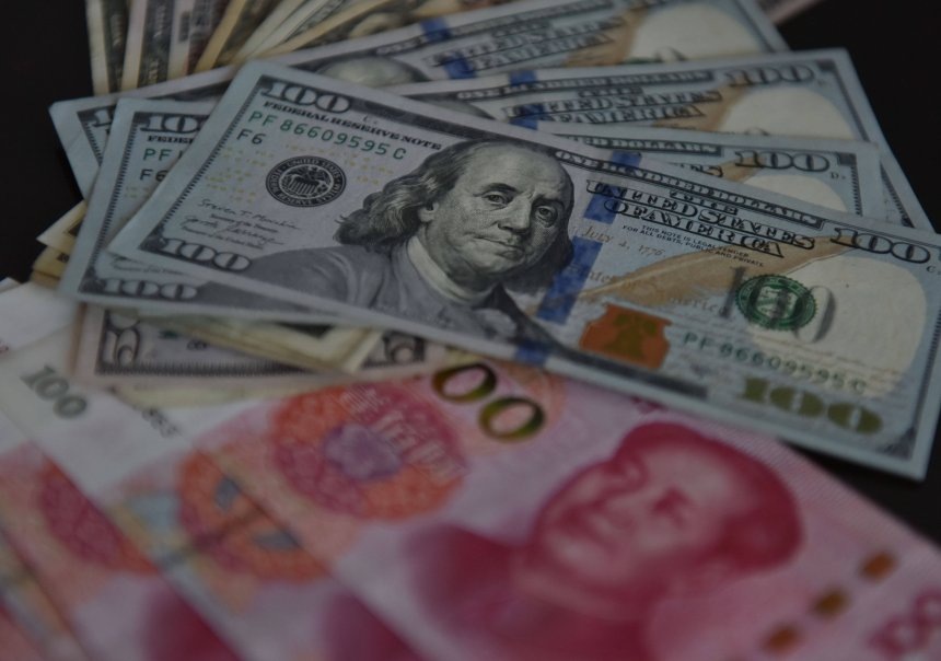 Доллары США и китайские юани (банкноты) MAGO/CFOTO